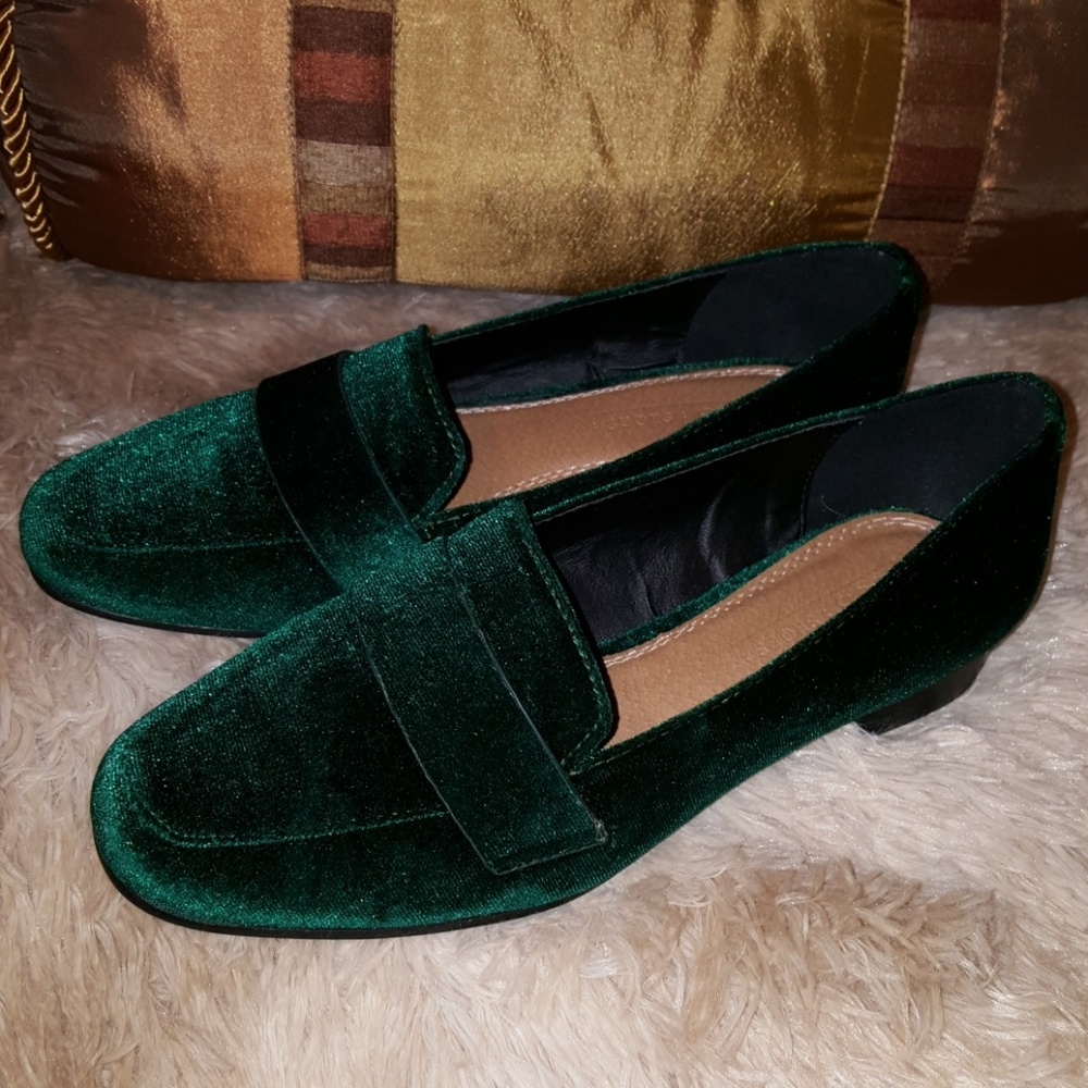 😍New! STUNNING emerald green velour loafers